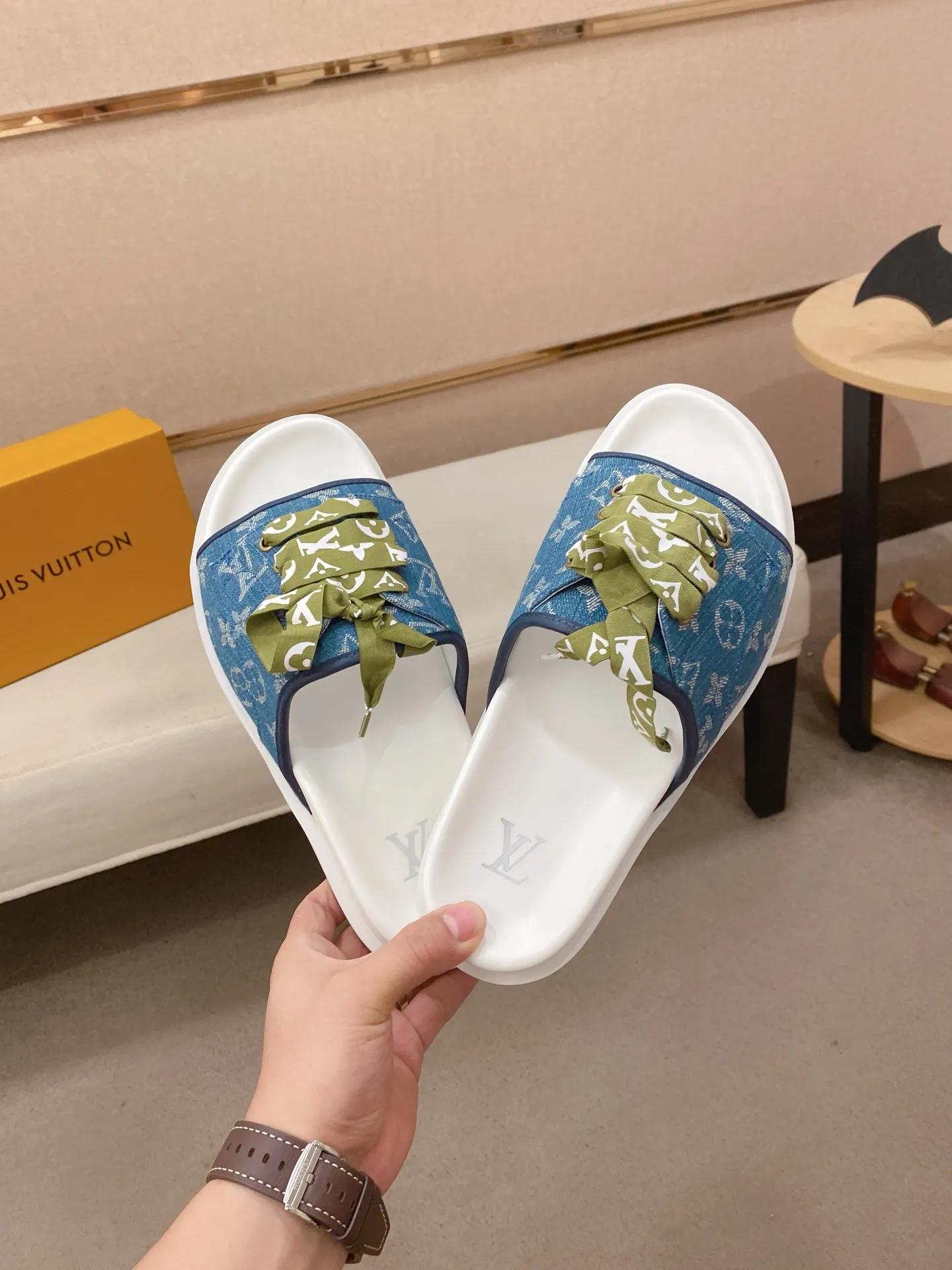 Men's shoes 💰: 340💰Made by LV🔍Top purchasing agents. Men's spring and summer slippers are available at the same counter. The uppers are imported cowhide from Italy, with logo graphics and high-quality craftsmanship. Soles: original soles specially provided by the original factory. Exclusive movable molded soles are super comfortable. Original goods follow orders. 🔍🔍High quality. You can enter and exit the counter at will. Welcome to compare. Size 38-44.